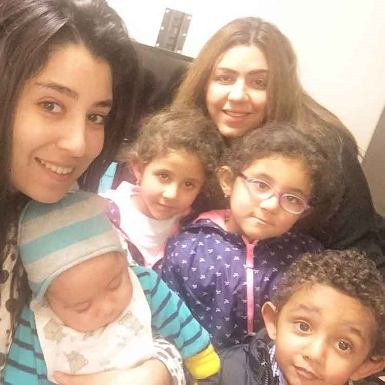 صورة: أيتن عامر بدون ماكياج مع أختها داليا.. من الأجمل؟