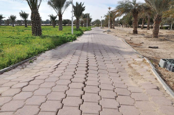 تشققات وهبوط في الممر مما يعرض مرتاديه للخطر