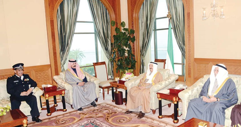 صاحب السمو الامير الشيخ صباح الاحمد مستقبلا الشيخ محمد الخالد والشيخ علي الجراح واللواء عصام النهام 