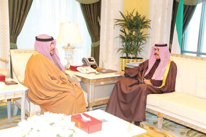 سمو ولي العهد الشيخ نواف الاحمد مستقبلا الشيخ ثامر العلي 