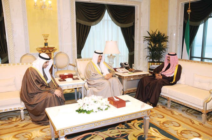سمو ولي العهد الشيخ نواف الاحمد مستقبلا الشيخ سلمان الحمود والشيخ محمد العبدالله