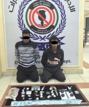متهمان من اصل 3 وامامهما المضبوطات من الحشيش والايس 