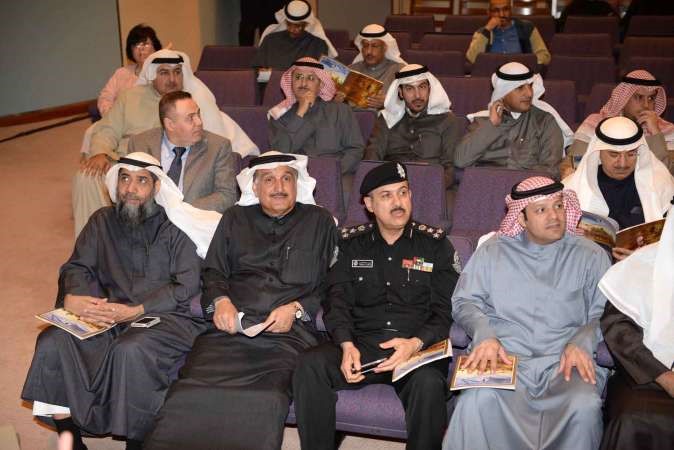 فيصل الكندري وكامل العوضي ود عبدالرحمن الجيران خلال سيمنار﻿