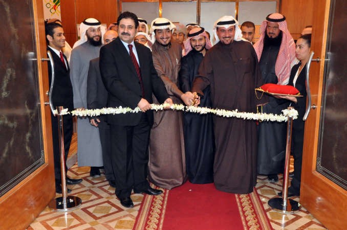 عصام عبدالشافي ومجموعة من المشاركين بالمعرض يقصون شريط الافتتاحاحمد علي﻿