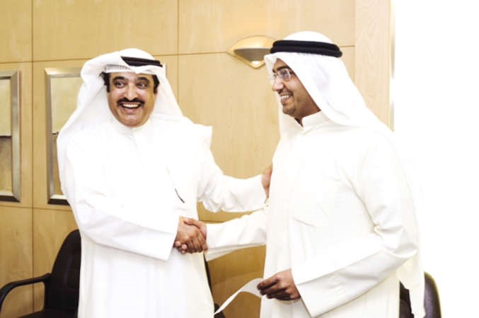 محمد بن سلطان يصافح فيصل العيدان ﻿