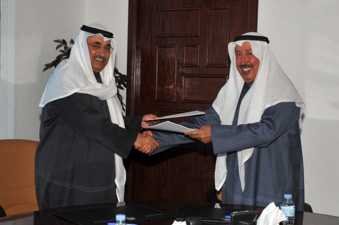 دعبدالمحسن المدعج يتبادل العقود مع احمد الهارونقاسم باشا﻿