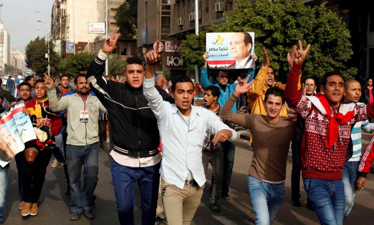 مؤيدون للحكومة المصرية يرفعون صورة الرئيس عبدالفتاح السيسي خلال تجمع بالقرب من ميدان التحرير امس الاولرويترز