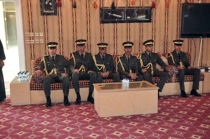 عدد من العسكريين خلال تقديم العزاء 