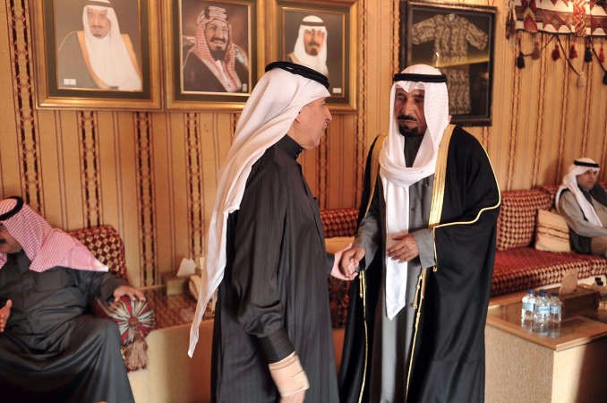 الشيخ علي الجابر يشارك في تقديم العزاء 