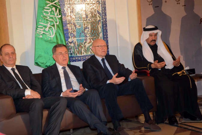 الرئيس تمام سلام والرئيس فؤاد السنيورة يقران الفاتحة مع السفير السعودي علي عواض عسيري على روح الملك عبد الله بن عبد العزيزمحمود الطويل 