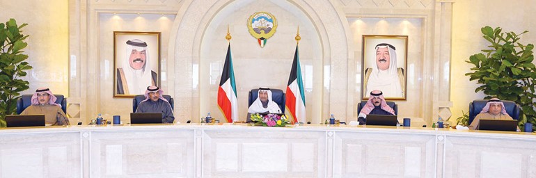 سمو رئيس مجلس الوزراء الشيخ جابر المبارك مترئسا الاجتماع بحضور الشيخ صباح الخالد والشيخ محمد الخالد والشيخ خالد الجراح ومعبدالعزيز الابراهيم