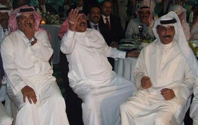 ابو بكر سالم مع ابنه اصيل والفنان عبدالله الرويشد
