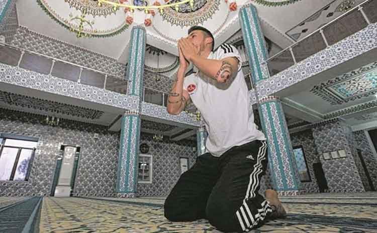 بالفيديو والصور.. اللاعب الألماني داني بلوم يعلن إسلامه