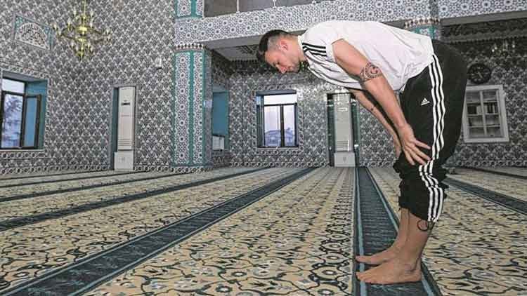 بالفيديو والصور.. اللاعب الألماني داني بلوم يعلن إسلامه
