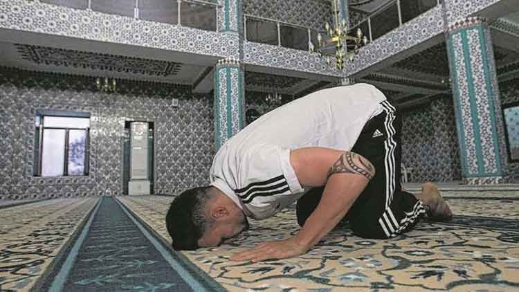 بالفيديو والصور.. اللاعب الألماني داني بلوم يعلن إسلامه