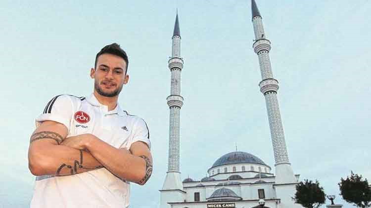 بالفيديو والصور.. اللاعب الألماني داني بلوم يعلن إسلامه