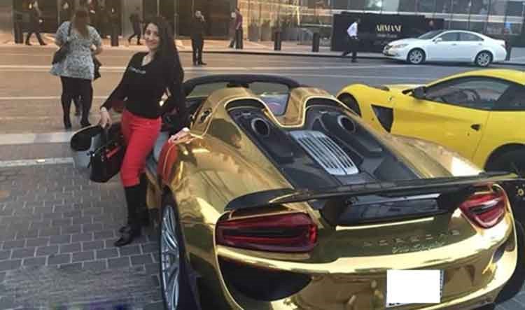 بالصور.. الراقصة "صافيناز" تقود سيارة "بورش كاريرا" مطلية بالذهب في شوارع دبي