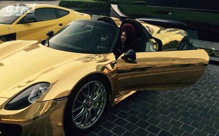 بالصور.. الراقصة "صافيناز" تقود سيارة "بورش كاريرا" مطلية بالذهب في شوارع دبي