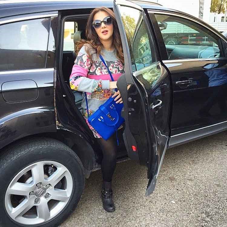 صورة: دنيا سمير غانم تخطف الانظار بجمالها وسيارتها
