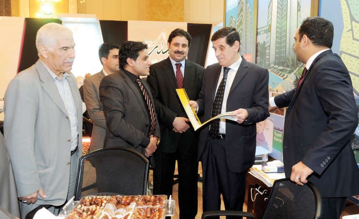 السفير البوسني خلال زيارته لاحد الاجنحة المشاركة في المعرض ﻿