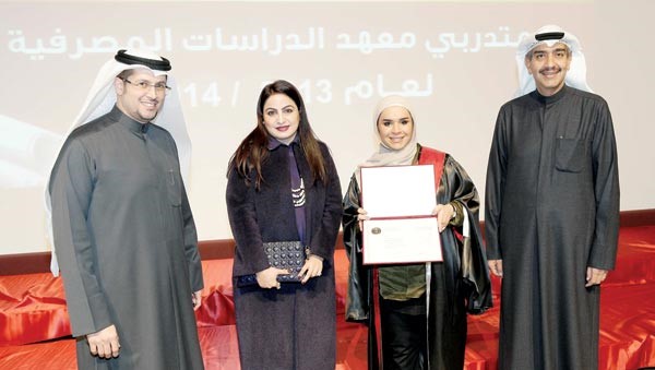 عماد العبلاني ونهلا الشراد يهنئان احد الخريجين من موظفي الوطني