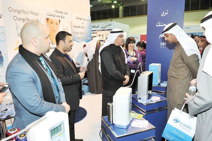 العبدالله مستمعا لشرح حول التقنيات الجديدة في جناح الصبيح التجارية﻿