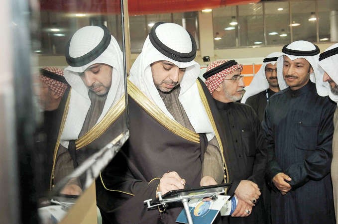 العبدالله يتابع احدث التقنيات في المعرض﻿