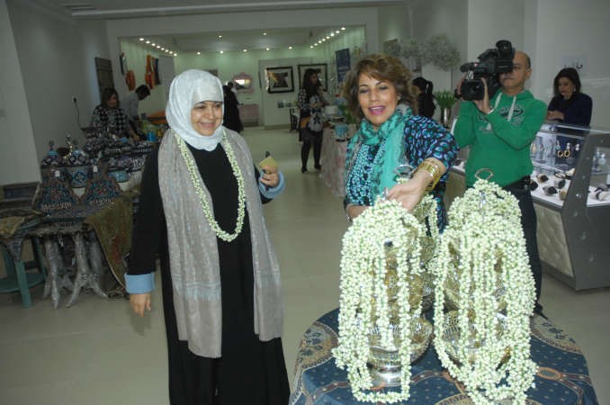 نسيبة المطوع في جولة بالمعرض