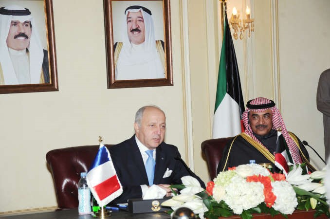 الشيخ صباح الخالد ووزير الخارجية الفرنسي لوران فابيوس خلال المؤتمر الصحافي﻿
