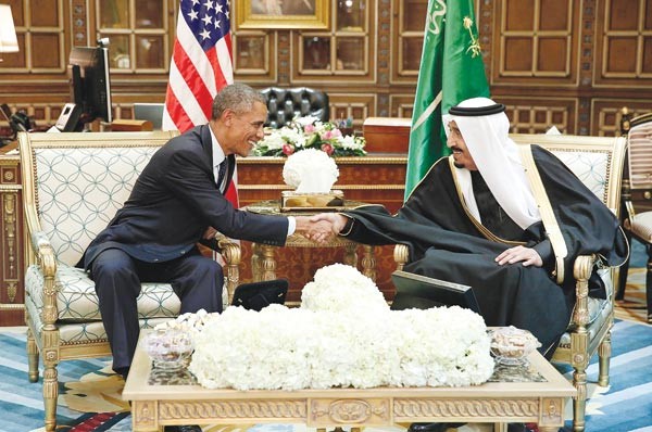 خادم الحرمين الشريفين الملك سلمان بن عبد العزيز مصافحا الرئيس باراك اوباما في بداية اجتماعهما امس رويترز