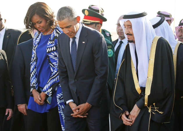 خادم الحرمين الشريفين الملك سلمان بن عبد العزيز لدى استقباله الرئيس الاميركي باراك اوباما وحرمه ميشيل والوفد الاميركي الذي قدم للتعزية بالملك عبد الله بن عبد العزيز امسرويترز ﻿