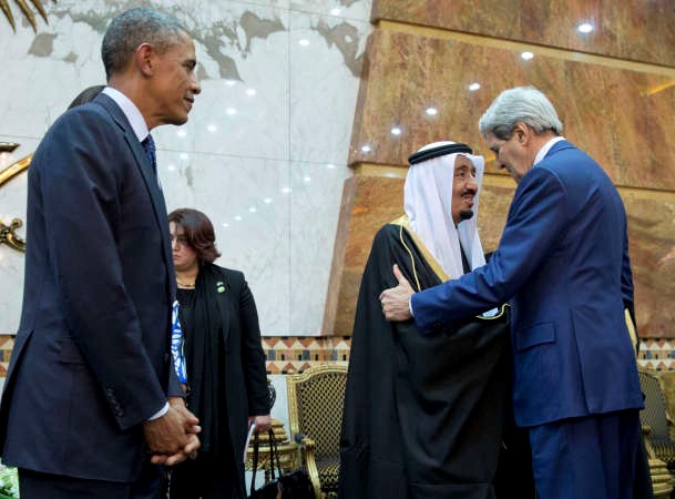 وزير الخارجية الاميركي جون كيري معزيا خادم الحرمين الملك سلماناپ ﻿