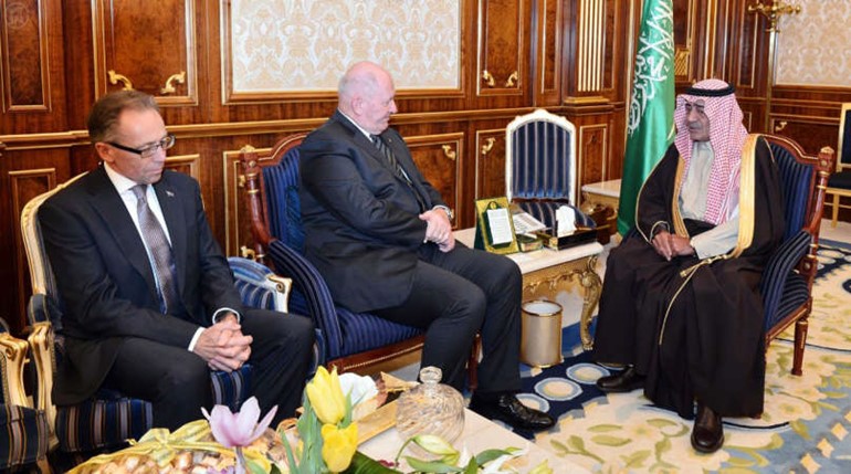 صاحب السمو الملكي الامير مقرن بن عبدالعزيز ال سعود ولي العهد نائب رئيس مجلس الوزراء مستقبلا الحاكم العام الاسترالي الجنرال بيتر كوسقروف في مكتبه بقصر اليمامة امسواس﻿