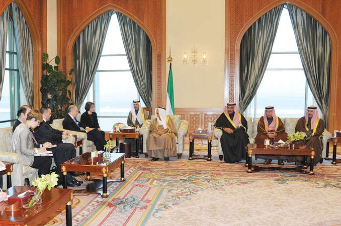 صاحب السمو الامير الشيخ صباح الاحمد مستقبلا وزير الخارجية الفرنسي لوران فابيوس بحضور الشيخ صباح الخالد واحمد فهد الفهد والشيخ خالد العبدالله﻿