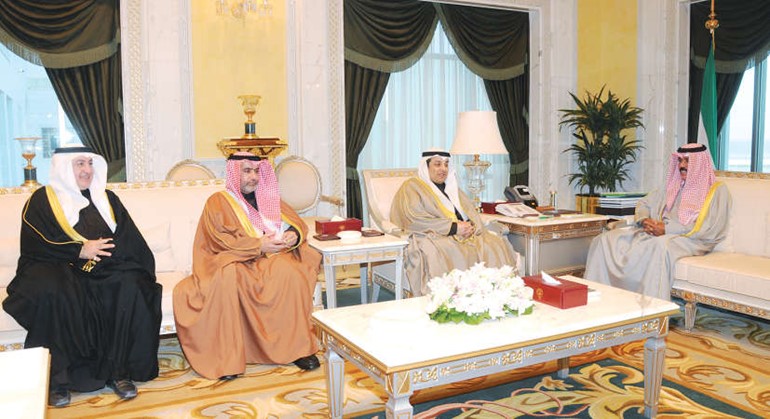 سمو ولي العهد الشيخ نواف الاحمد مستقبلا يعقوب الصانع ومحمد الجلاهمة واسامة الصايغ ﻿