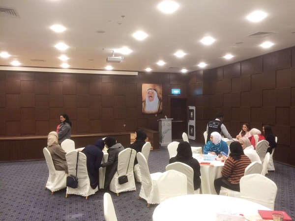 فاطمة الامير مع عدد من المشاركين في احد انشطة مكتب الشهيد﻿