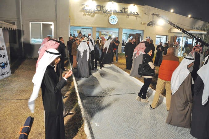 جانب من الحضور خارج جمعية الصحافيين قبيل بدء الوقفة 