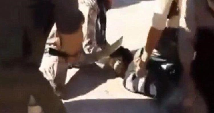 بالفيديو.. رجل يفاجئ "الدواعش" منفذي قطع رأسه بمقاومة مستميتة.. و5 دواعش لتثبيته على الأرض لينجحوا في النهاية