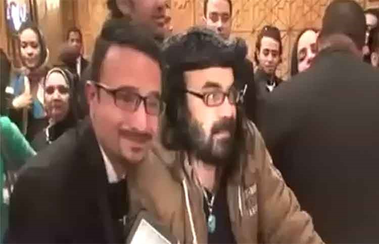 بالفيديو.. حركة غريبة من مطرب شهير تسبب "معركة" في زفاف مي كساب وأوكا