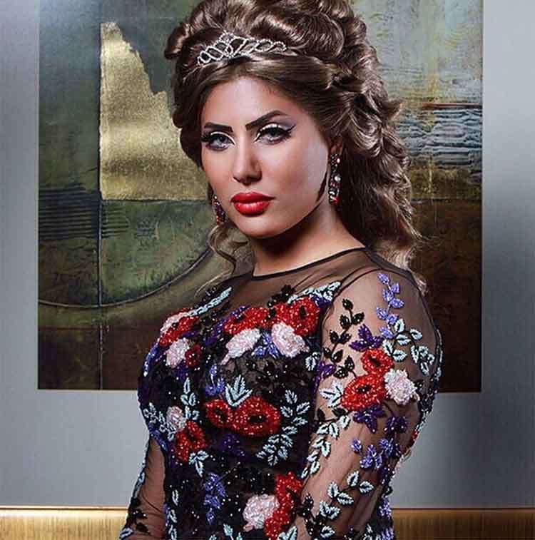 بالفيديو والصور.. ملاك أميرة كلاسيكية بفستان مزين بالورود
