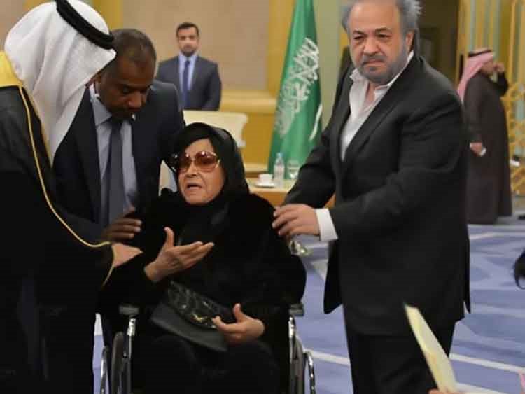 بالصور.. مديحة يسري تظهر على كرسي متحرك في عزاء السفارة السعودية في القاهرة