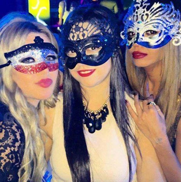 سارة سلامة وشقيقتيها بالأقنعة.. من صاحبة العيون الأجمل؟.. شاهد