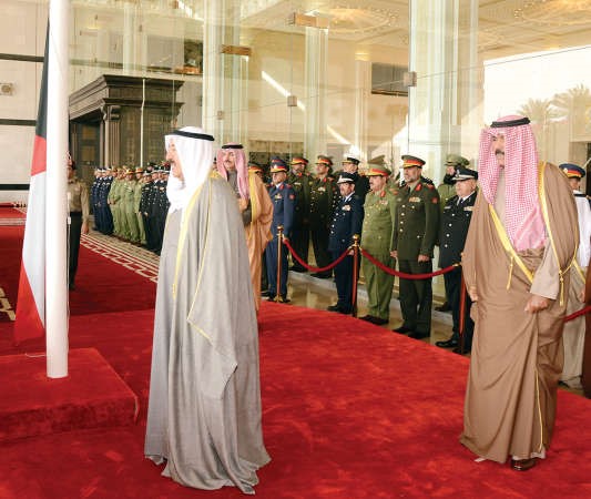 صاحب السمو الامير الشيخ صباح الاحمد وسمو ولي العهد الشيخ نواف الاحمد خلال مراسم رفع العلم