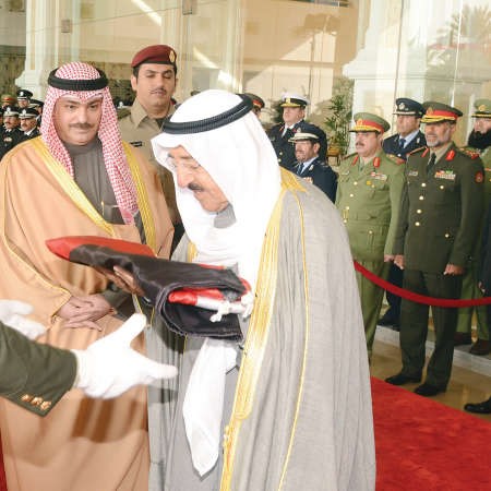 صاحب السمو الامير الشيخ صباح الاحمد يهم بتقبيل علم الكويت
