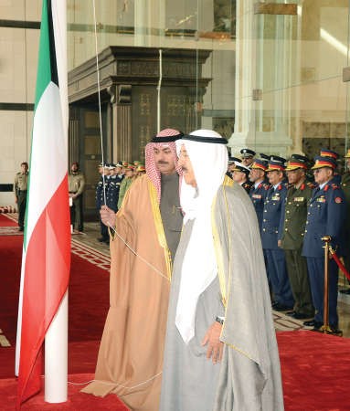 صاحب السمو الامير الشيخ صباح الاحمد اثناء رفع العلم