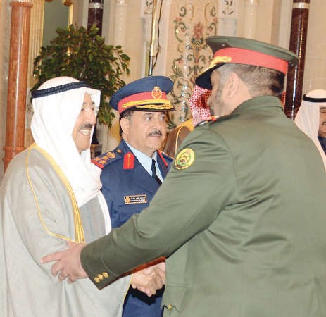 صاحب السمو الامير يصافح احد قيادات الحرس الوطني