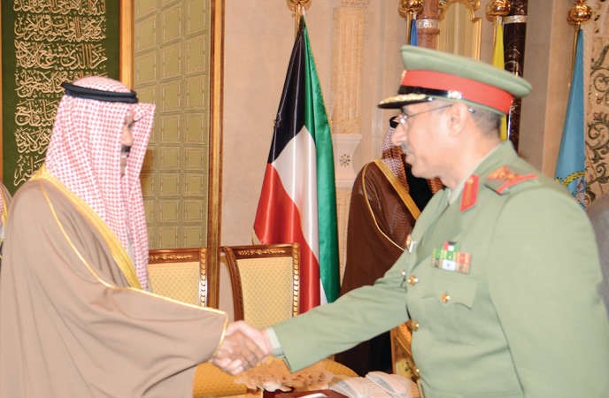 سمو ولي العهد مصافحا احد قادة الحرس الوطني