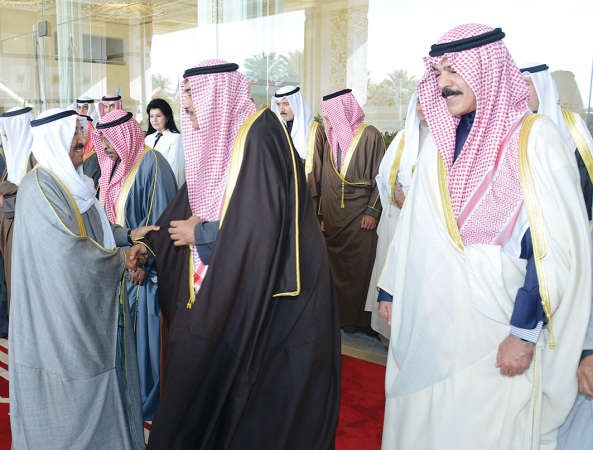 صاحب السمو الامير الشيخ صباح الاحمد يصافح الشيخ صباح الخالد والشيخ محمد الخالد