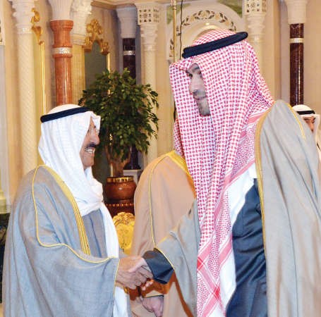 صاحب السمو الامير الشيخ صباح الاحمد مصافحا انس الصالح