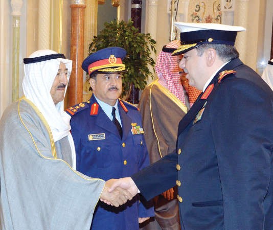 صاحب السمو الامير يصافح احد القادة